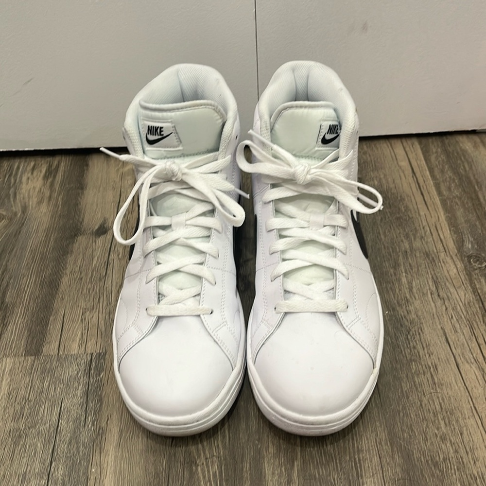 Used but in great shape mens Nike sneakers!
